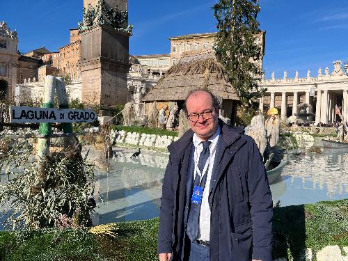 Il vicegovernatore del Friuli Venezia Giulia Mario Anzil davanti al presepe di Grado a San Pietro