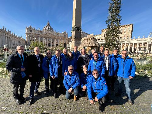 Il vicegovernatore del Friuli Venezia Giulia Mario Anzil e alcuni dei realizzatori del presepe di Grado in San Pietro