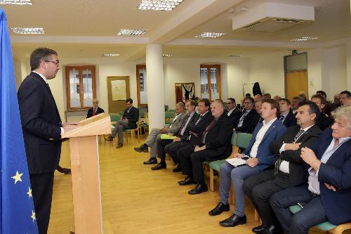 L'incontro a Caporetto (Slovenia) tra l'assessore regionale alle Autonomie locali e politiche comunitarie del Fvg, Pierpaolo Roberti, il ministro per lo Sviluppo e i progetti strategici della Slovenia Marko Bandelli, l'europarlamentare Alojz Peterle, e i sindaci dei 25 comuni della Regione Goriška e del Friuli Venezia Giulia interessati dal Cluster per la Cooperazione transfrontaliera