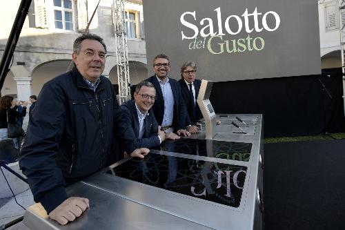 Gli assessori regionali (da sin.) Graziano Pizzimenti, Stefano Zannier, Pierpaolo Roberti e Sergio Emidio Bini nel Salotto del Gusto a margine dell'inaugurazione dell'edizione 2018 di Gusti di frontiera a Gorizia. 