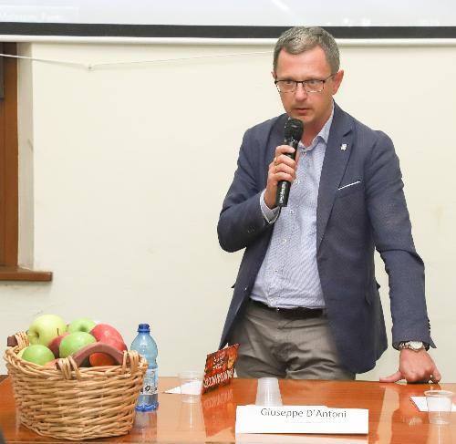 L'assessore regionale alle Risorse agroalimentari Stefano Zannier interviene al convegno Ersa durante la 49sima Mostra regionale della mela di Pantianicco (Udine).