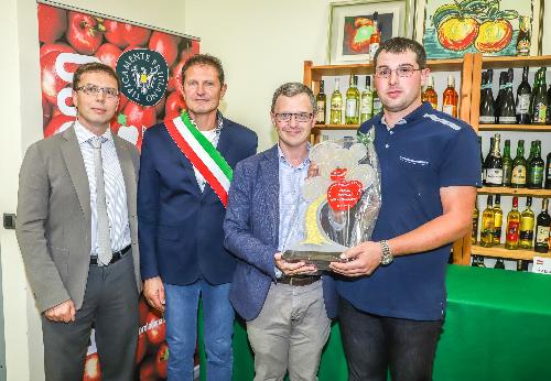 L'assessore regionale alle Risorse agroalimentari Stefano Zannier premia con il sindaco di Mereto di Tomba Giuseppe D'Antoni, l'azienda San Giusto dei F.lli Dorigoni di Latisana, vincitrice del Premio Mela Friuli 2018 durate la 49sima Mostra regionale della mela di Pantianicco (Udine). 