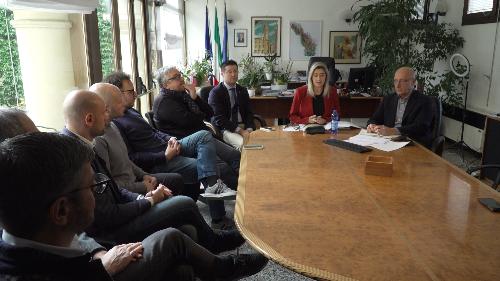 L'assessore regionale Cristina Amirante, al centro, con i sindaci del territorio interessato al progetto della ciclovia da Casarsa a Pinzano.