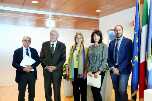 L'assessore regionale Alessia Rosolen alla presentazione dell'evento che si terrà lunedì 8 ottobre a Gemona del Friuli per celebrare il 40° anniversario degli istituti accademici e di ricerca del FVG. Da sinistra Roberto Pinton (Uniud); Franceschino Barazzutti (Associazione Comuni terremotati e sindaci della ricostruzione del Friuli); Amanda De Felice (Collegio del mondo unito dell'Adriatico); Roberto Revelant (sindaco di Gemona). 