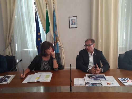 L'assessore al Lavoro Alessia Rosolen e il presidente della Barcolana Mitja Gialuz