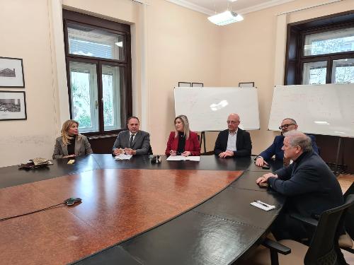 Una fase della conferenza stampa svoltasi oggi a Trieste alla presenza dell'assessore regionale alle infrastrutture Cristina Amirante