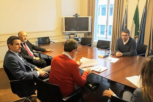 L'assessore regionale a Politiche comunitarie e Corregionali all'estero Pierpaolo Roberti durante l’incontro di ieri a Bruxelles con Giorgio Perini e Giulio Groppi dell'Associazione giuliani nel mondo e Daniele Moruzzi del Fogolâr Furlan della capitale belga