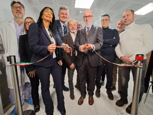 L'assessore Riccardi taglia il nastro del nuovo reparto al San Polo di Monfalcone