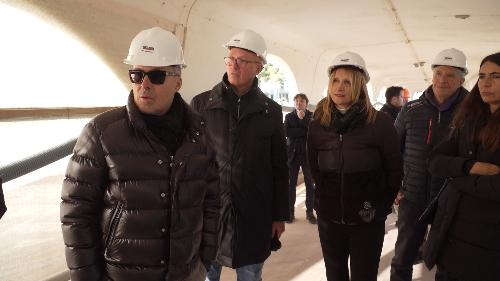 Il sopralluogo compiuto dall'assessore regionale Sergio Emidio Bini alla Terrazza a Mare di Lignano
