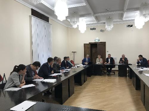 L'assessore regionale all'Ambiente ed Energia Fabio Scoccimarro e l'assessore regionale alle Finanze e Patrimonio Barbara Zilli negli incontri con le associazioni dei consumatori, dei gestori dei distributori e dei rappresentanti delle compagnie petrolifere.