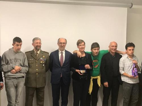 Il vicegovernatore del Friuli Venezia Giulia, Riccardo Riccardi, con la presidente di Progetto autismo Fvg, Elena Bulfone, il comandante dell’8° Reggimento Alpini, colonnello Giuseppe Carfagna, il presidente della Fondazione Gnocchi, don Enzo Barbante e alcuni ospiti del centro.