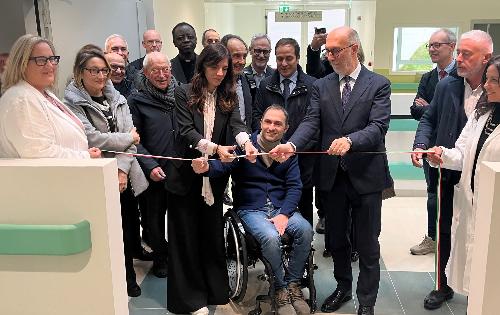 L'assessore Riccardi al centro al momento del taglio del nastro