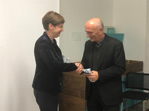 Il presidente della Fondazione Gnocchi, don Enzo Barbante, consegna la reliquia di don Carlo Gnocchi alla presidente di Progetto autismo Fvg, Elena Bulfone.