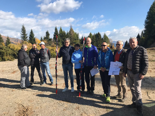 L'assessore regionale alle Attività produttive e Turismo, Sergio Emidio Bini con l'omologatore internazionale della Fis, Uroš Ponikvar; Mariano Malfitano, omologatore nazionale; Maurizio Dunnhofer, presidente della Federazione italiana sport invernali del Friuli Venezia Giulia (Fisi Fvg); Manuel Mentil, consigliere regionale Fisi Fvg; il sindaco di Sutrio, Manlio Mattia e i fratelli Manuela, Andrea e Giorgio Di Centa.