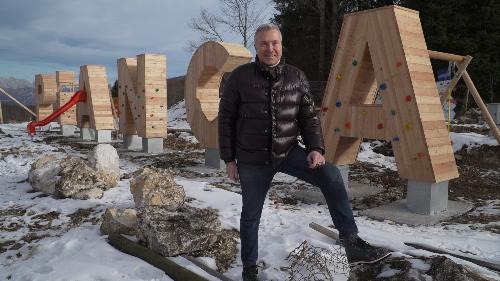 L'assessore regionale Sergio Emidio Bini vicino alla nuova installazione nei pressi di Nevelandia a Piancavallo