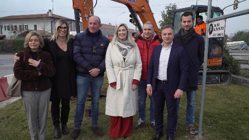 L’assessore regionale a Infrastrutture e territorio Cristina Amirante (al centro) a Porcia per la posa della prima pietra della rotatoria Garage Venezia