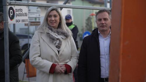 L’assessore regionale a Infrastrutture e territorio Cristina Amirante con il sindaco di Porcia per la posa della prima pietra della rotatoria Garage Venezia