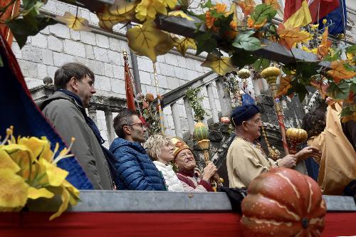 Autorità regionali presenti sul palco a Venzone in occasione della cerimonia di incoronazione dell'arciduca della zucca