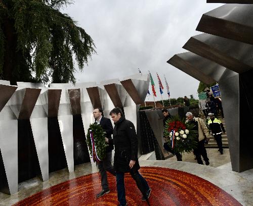 La deposizione delle corone durante la cerimonia al cimitero di Gonars