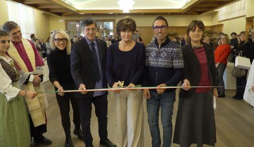 L’assessore all’Istruzione e Formazione Alessia Rosolen (al centro) durante il taglio del nastro dei laboratori dell’Istituto Paschini-Linussio di Tolmezzo.
