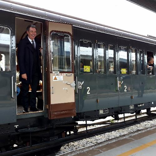Graziano Pizzimenti, assessore regionale alle Infrastrutture e Territorio sul treno storico della Grande Guerra alla partenza a Udine.