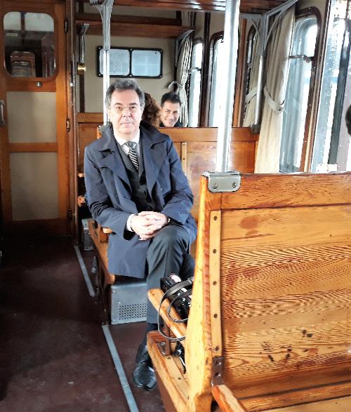 Graziano Pizzimenti, assessore regionale alle Infrastrutture e Territorio, sul treno storico con carrozze d'epoca "centoporte".