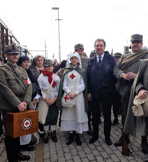 Graziano Pizzimenti, assessore regionale alle Infrastrutture e Territorio con i figuranti in costume dell'associazione Amici della Fortezza di Osoppo all'arrivo del treno della Grande Guerra nella stazione di Gemona del Friuli. 