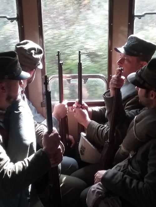 Figuranti in costume sul treno storico della Grande Guerra