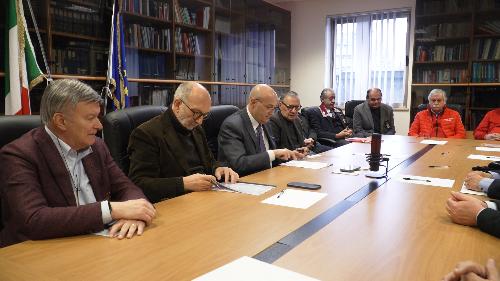 L'assessore Riccardo Riccardo, secondo da sinistra, in Prefettura a Pordenone per la sottoscrizione delle convenzioni con le associazioni di volontariato