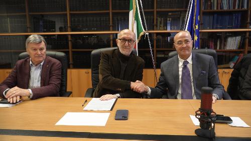L'assessore Riccardo Riccardi, al centro, con il prefetto di Pordenone Michele Lastella