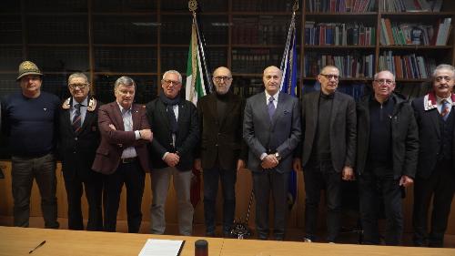L'assessore regionale Riccardo Riccardi con le autorità e i rappresenati delle associazioni di volontariato in Prefettura a Pordenone