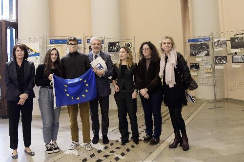 L'assessore Rosolen (la prima a sinistra) all'inaugurazione della mostra. 