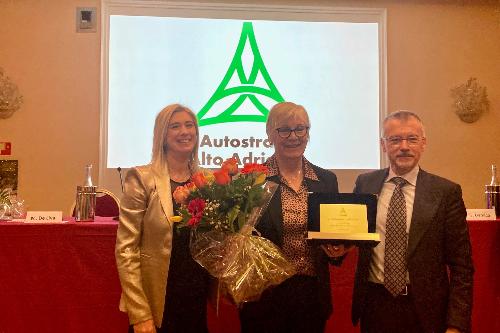 L'assessore regionale a Infrastrutture e territorio Cristina Amirante all'evento di Autostrade Alto Adriatico durante la premiazione di una delle dipendenti della società