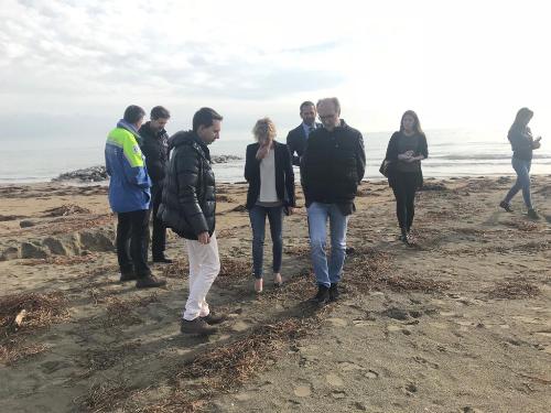 Il vicegovernatore del Friuli Venezia Giulia, Riccardo Riccardi, e l'assessore regionale alle Finanze e patrimonio, Barbara Zilli, con il sindaco di Lignano Sabbiadoro, Luca Fanotto, durante il sopralluogo sull'arenile danneggiato dal maltempo - Lignano Sabbiadoro, 7 novembre 2018