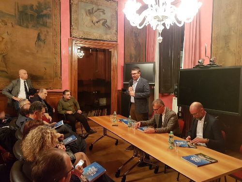 L'assessore regionale ai Corregionali all'estero Pierpaolo Roberti, alla presentazione a Roma del volume fotografico "Friuli Venezia Giulia. Storia, cultura, territorio" realizzato dal Consiglio regionale