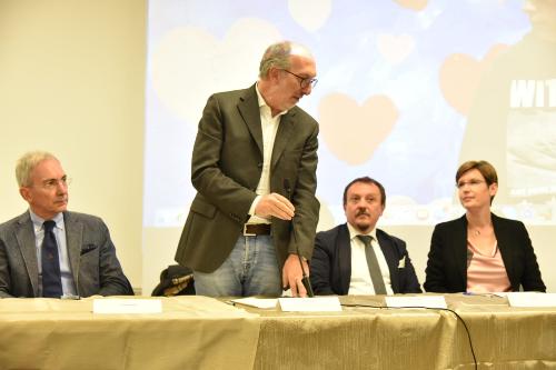 Al centro il vicegovernatore Riccardi, sulla sinistra l'onorevole Roberto Novelli, sulla destra il sottosegretario Vincenzo Zoccano e la presidente di Progetto Autismo Fvg Elena Bulfone. 