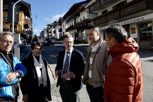 L'assessore regionale Stefano Zannier con alcuni sindaci della Carnia presenti al vertice svoltosi a Sappada 