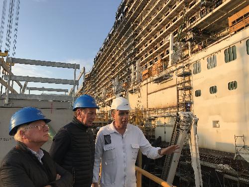 L'assessore all'Ambente Fabio Scoccimarro durante il sopralluogo effettuato ai cantieri navali di Monfalcone