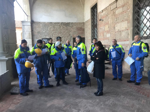 Alcuni dei 51 volontari della Protezione civile regionali impegnati nella sessione operativa del corso in tutela del patrimonio culturale nel castello di Udine.