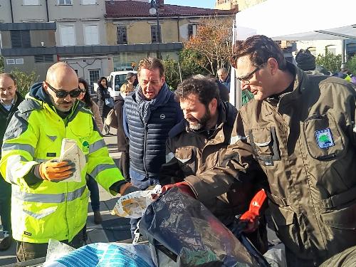 Al centro della foto l'assessore Scoccimarro mentre segue le operazioni dell'iniziativa "Rifiuti in piazza".