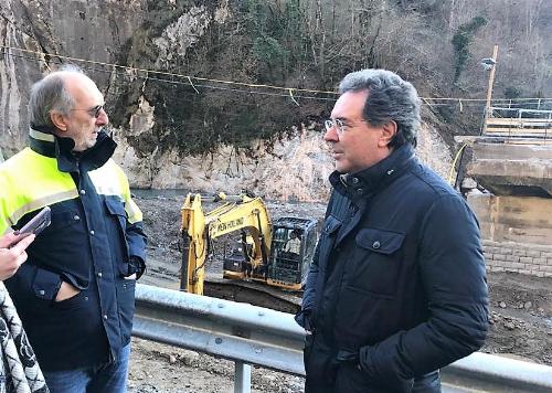 Il vicegovernatore della Regione con delega alla Protezione civile, Riccardo Riccardi, con l'assessore alle Infrastrutture e trasporti, Graziano Pizzimenti, nel sopralluogo al cantiere di Comeglians.