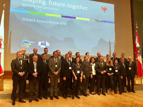 Foto di gruppo dei delegati che hanno preso parte all’assemblea generale dell’Eusalp tenutasi a Innsbruck (Austria), alla quale ha partecipato l’assessore regionale alle Politiche comunitarie Pierpaolo Roberti