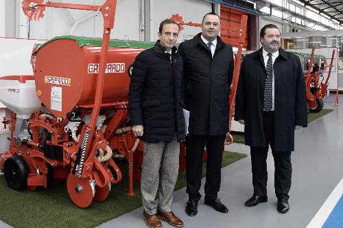 Il governatore del Friuli Venezia Giulia Massimiliano Fedriga durante la visita all'azienda Maschio Gaspardo, insieme ai presidenti della Spa Mirco Maschio e della holding Andrea Maschio