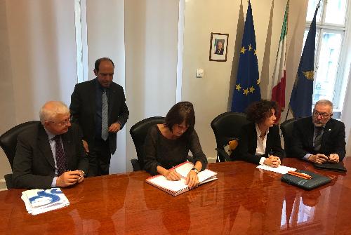 L'assessore regionale al Lavoro, Alessia Rosolen, durante la firma del protocollo d'intesa tra la Regione e quattro Ordini dei consulenti del lavoro del Friuli Venezia Giulia.