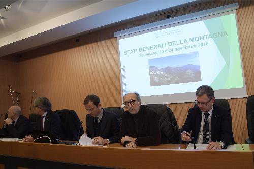 L'avvio degli Stati Generali della Montagna FVG con il governatore Massimiliano Fedriga, al centro, e tutta la Giunta regionale presente