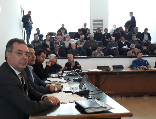 L'assessore alle Infrastrutture Graziano Pizzimenti al tavolo dedicato al Territorio, durante gli Stati Generali della Montagna di Tolmezzo.