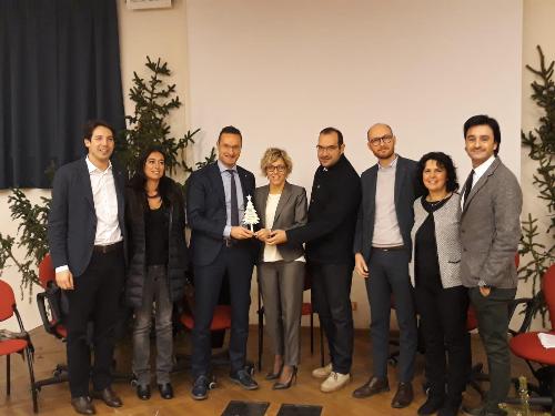 Nella foto di gruppo Barbara Zilli assessore regionale Finanze e Patrimonio tra Matteo Di Giusto presidente dei Giovani Imprenditori di Confindustria Venezia Giulia e il sindaco di Sappada Manuel Piller Hoffer