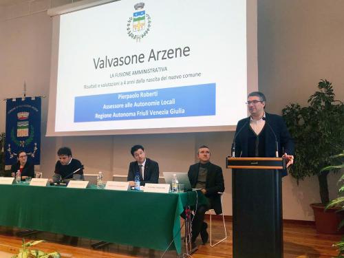 L'intervento dell'assessore regionale alle Autonomie Locali Pierpaolo Roberti durante il convegno svoltosi a Valvasone Arzene