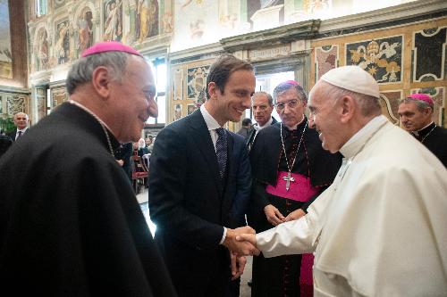 La stretta di mano tra il governatore della Regione, Massimiliano Fedriga, e il Santo Padre.