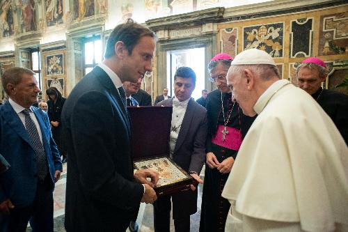 Il momento in cui il governatore della Regione, Massimiliano Fedriga, ha donato al Papa alcuni oggetti del nostro territorio, tra cui un mosaico realizzato dalla scuola di Spilimbergo, che raffigura un bassorilievo presente ad Aquileia.